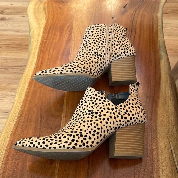 Like-new Qupid stacked heel side cut leopard bootie - Picture 4 of 5
